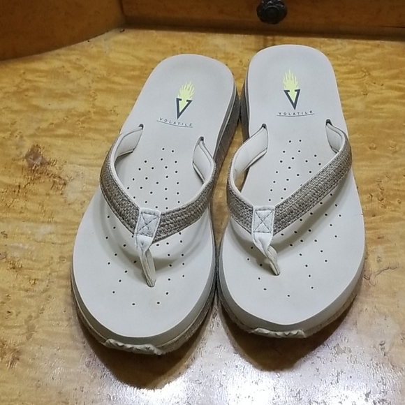 Volatile Size 6 EUC Flip Flops